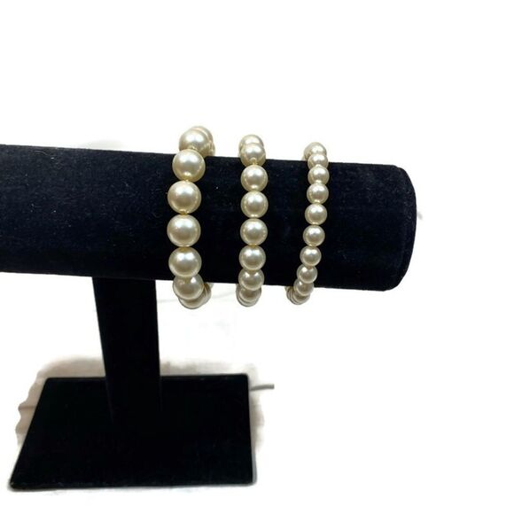 Lot of three Consecutively Sized Faux Pearl Bracelets One Size Stretchy - Picture 7 of 7